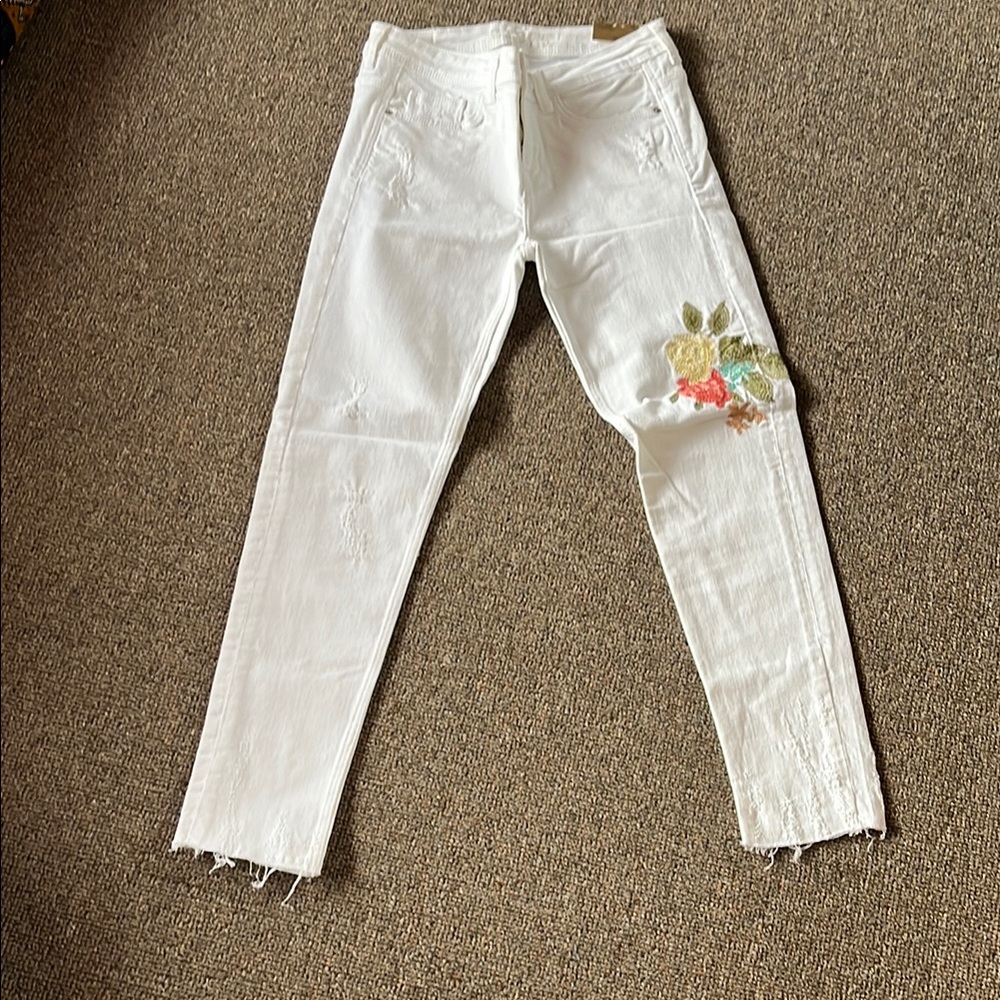 Zara White mid rise cropped  Jeans with Floral Embroidery